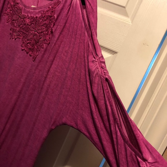 Loralette, longer length 3/4 peak a boo sleeve top - Picture 4 of 5